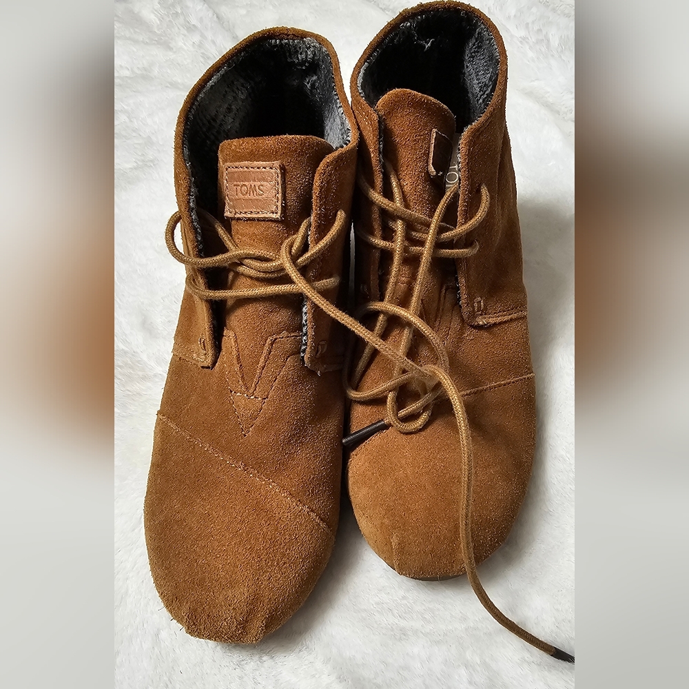 Like new Toms brown women's booties US 8W